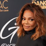 Janet Jackson blickt bei einer Gala in die Kamera