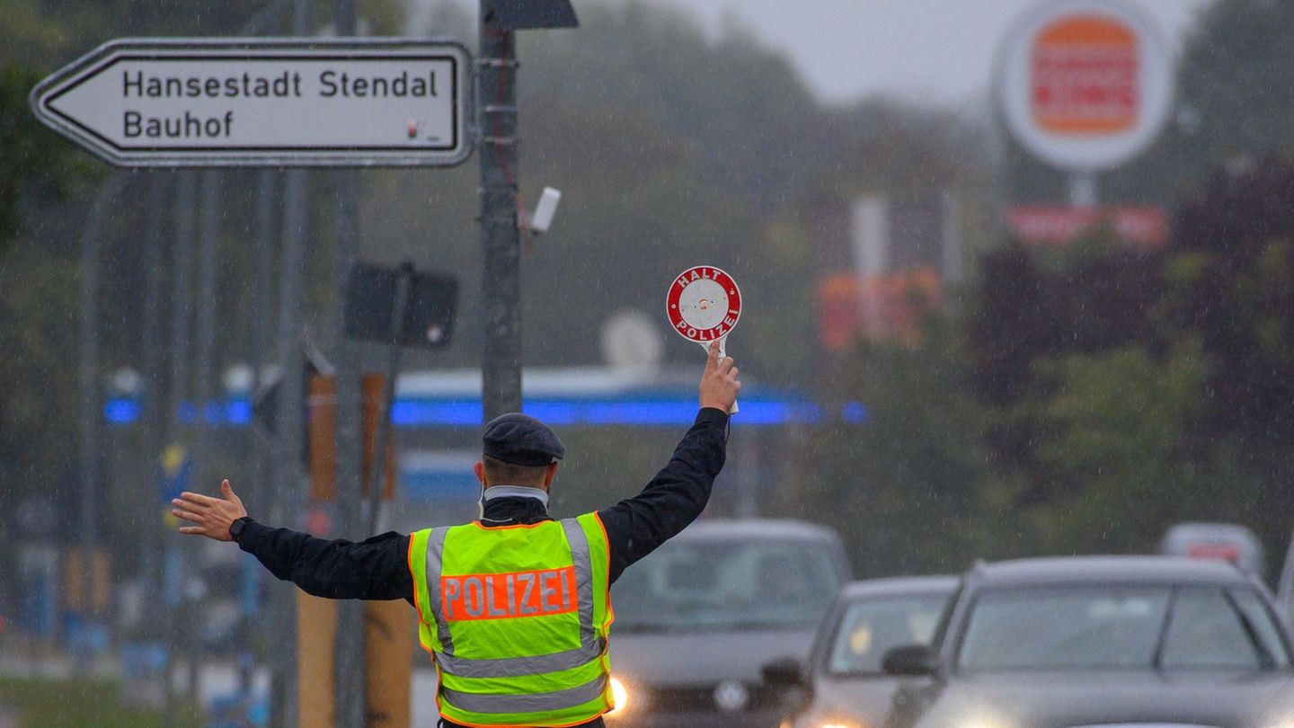 Sachsen-Anhalts Polizei hatte bei Großkontrollen viel zu beanstanden. (Archivbild) Foto: Klaus-Dietmar Gabbert/dpa
