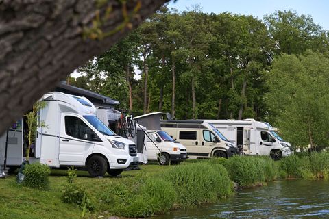 Entlang der vielen Brandenburger Seen gibt es viele Campingplätze. Foto: Michael Bahlo/dpa