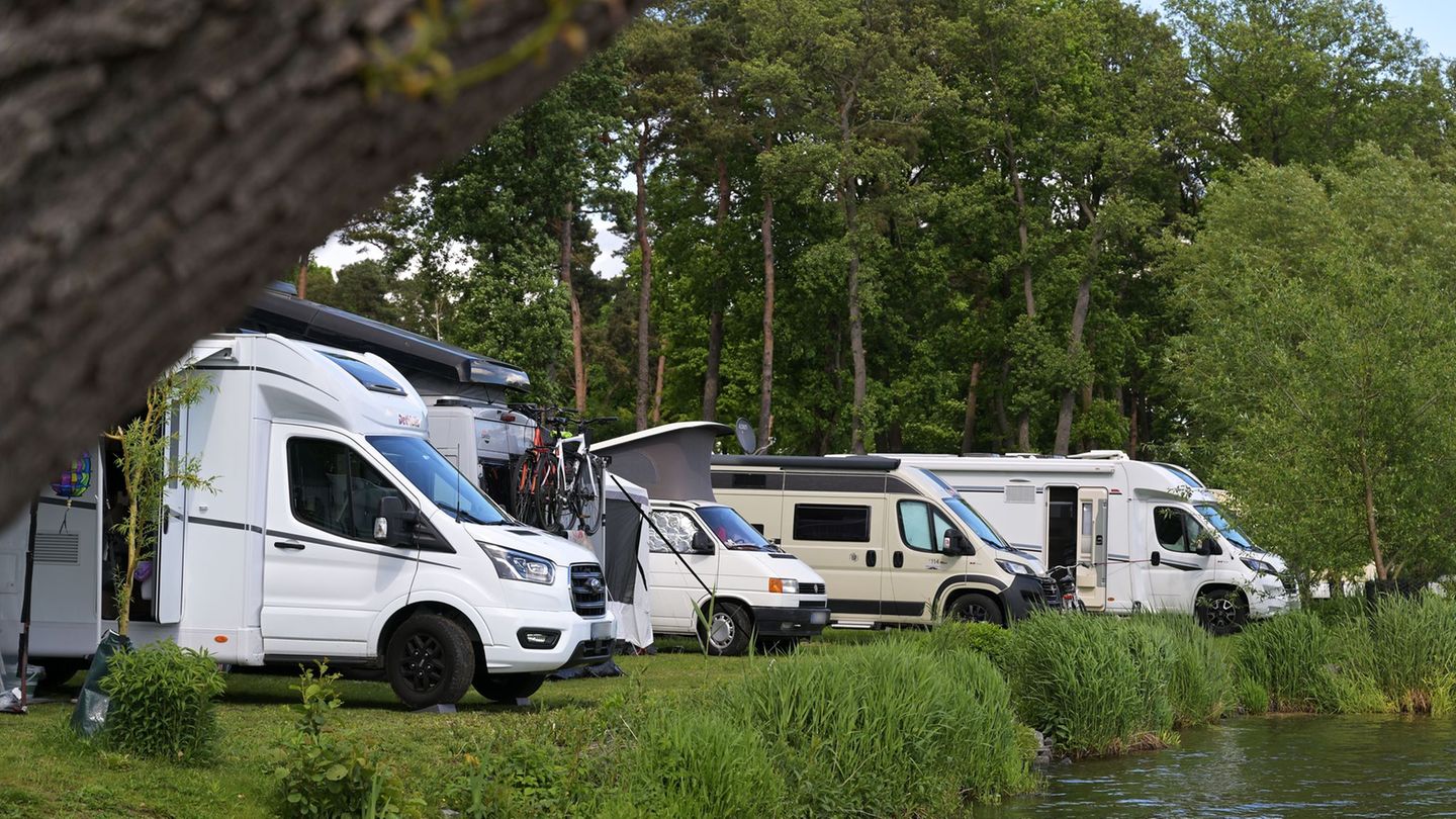 Entlang der vielen Brandenburger Seen gibt es viele Campingplätze. Foto: Michael Bahlo/dpa