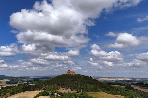 Trotz vieler Wolken lädt das Wetter am Wochenende zu einem Ausflug ein. Der Deutsche Wetterdienst rechnet damit, dass es weitgeh