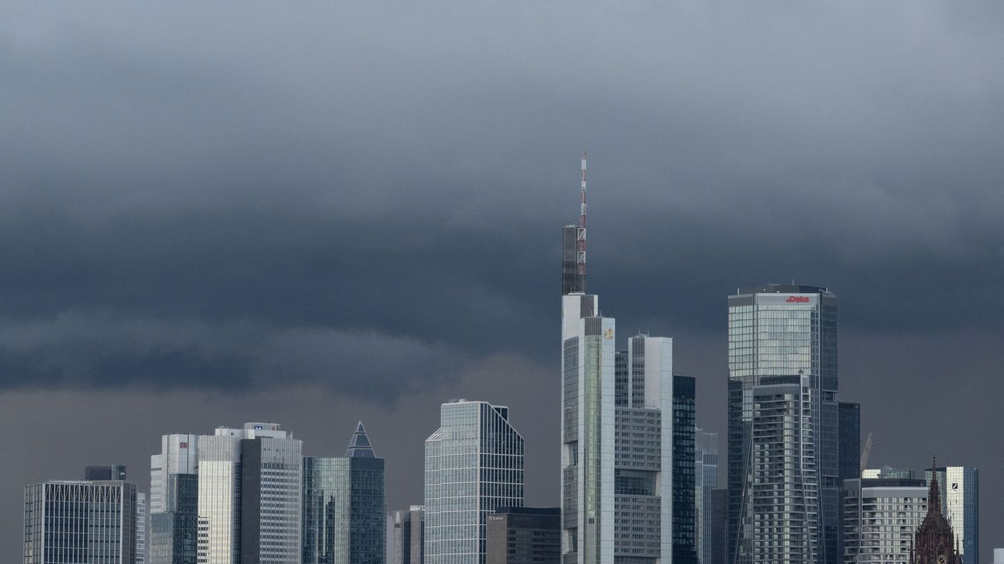 Schauer, Regen und Wolken sind auch in den kommenden Tagen zu erwarten. Foto: Boris Roessler/dpa