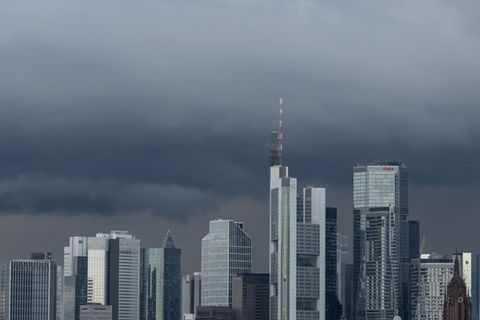 Schauer, Regen und Wolken sind auch in den kommenden Tagen zu erwarten. Foto: Boris Roessler/dpa