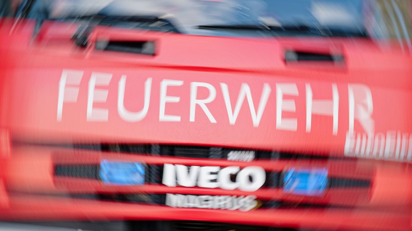 Ein Brand in einem Kölner Industrieareal ruft eine dunkle Rauchsäule hervor. (Symbolbild) Foto: Uwe Anspach/dpa