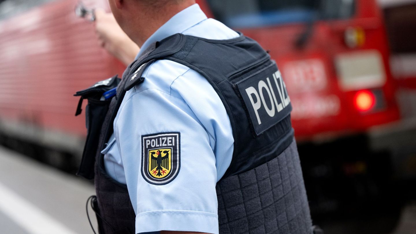 Die Bundespolizei ermittelt in Unterfranken wegen eines auf einer Bahnlinie abgelegten Betonteils. (Symbolbild) Foto: Sven Hoppe