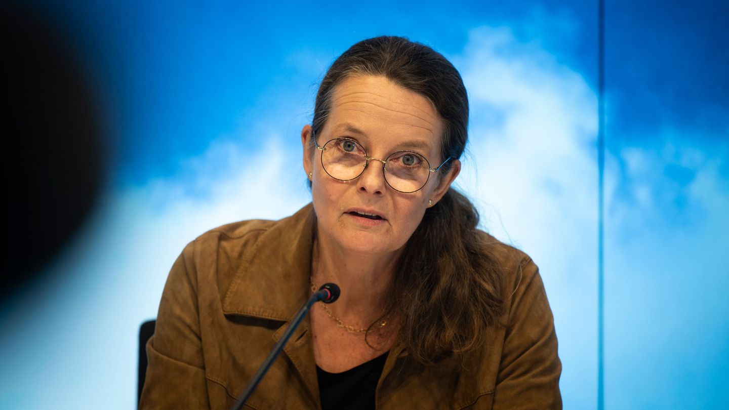 Kulturministerin Martin übergebt einen Zuwendungsbescheid für einen neuen Konzertflügel in Güstrow. (Archivbild) Foto: Philip Du