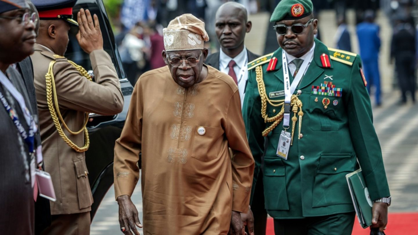 Nigerias Präsident Bola Tinubu (M) am 12. Mai in Nairobi