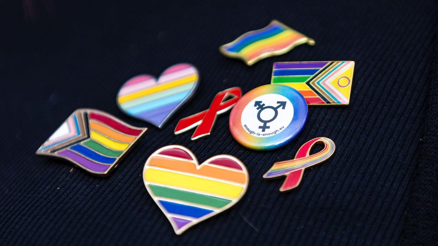 Am 17. Mai ist der Tag gegen Homo-, Bi-, Inter- und Transfeindlichkeit. (Symbolbild) Foto: Frank Hammerschmidt/dpa