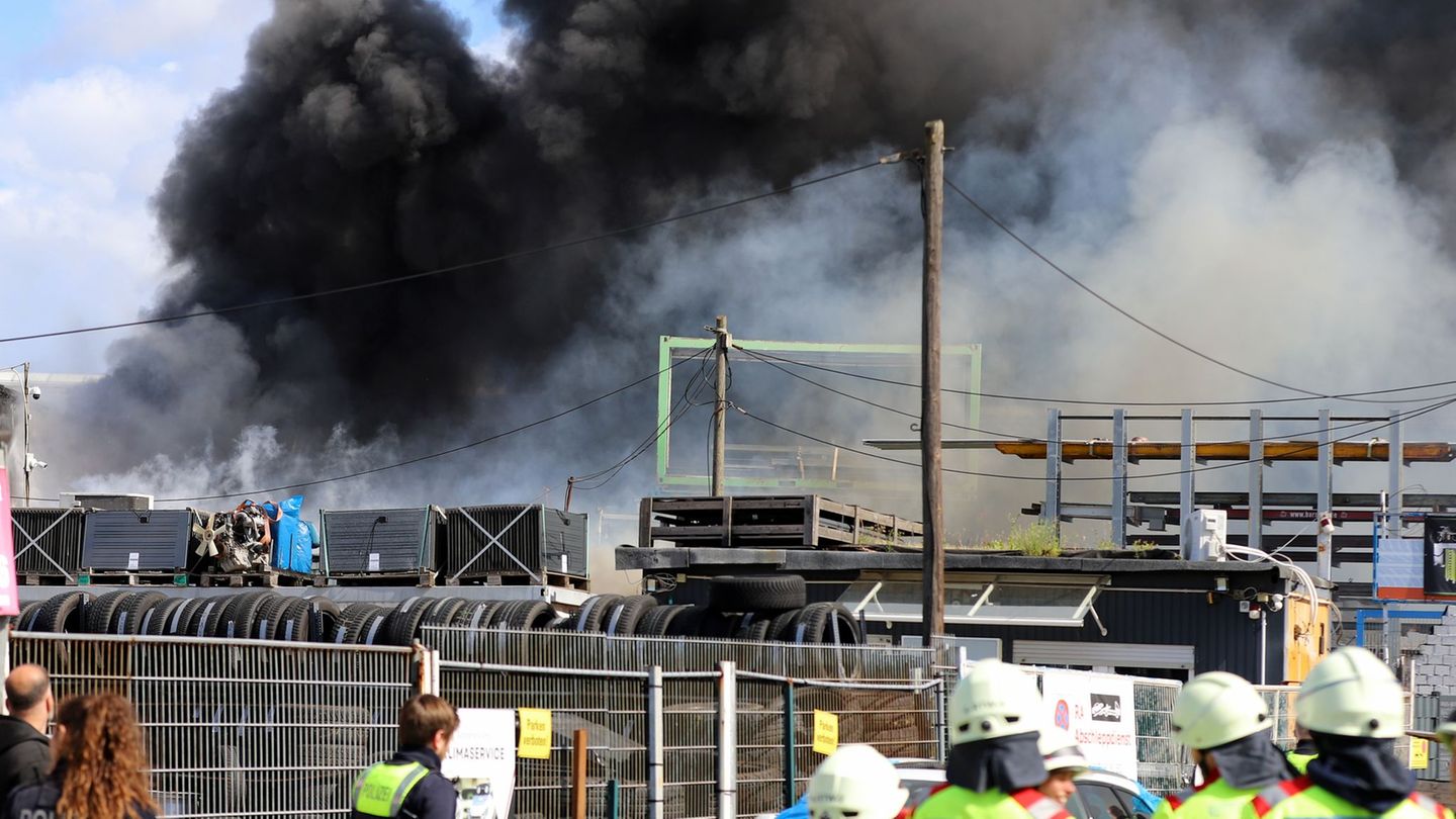 Feuerwehr und Polizei sind im Einsatz bei einem Brand in einer Werkstatt in einem alten Industrieareal - die dichte Rauchwolke i