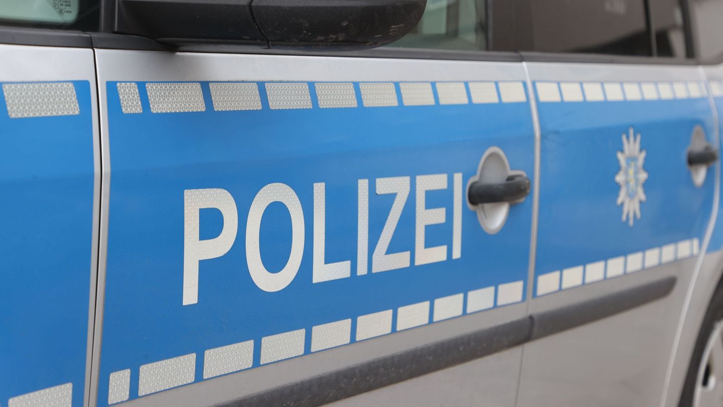 Beiden Insassen konnten sich laut Polizei selbstständig aus dem Unfallwagen befreien. (Symbolbild) Foto: Bodo Schackow/dpa