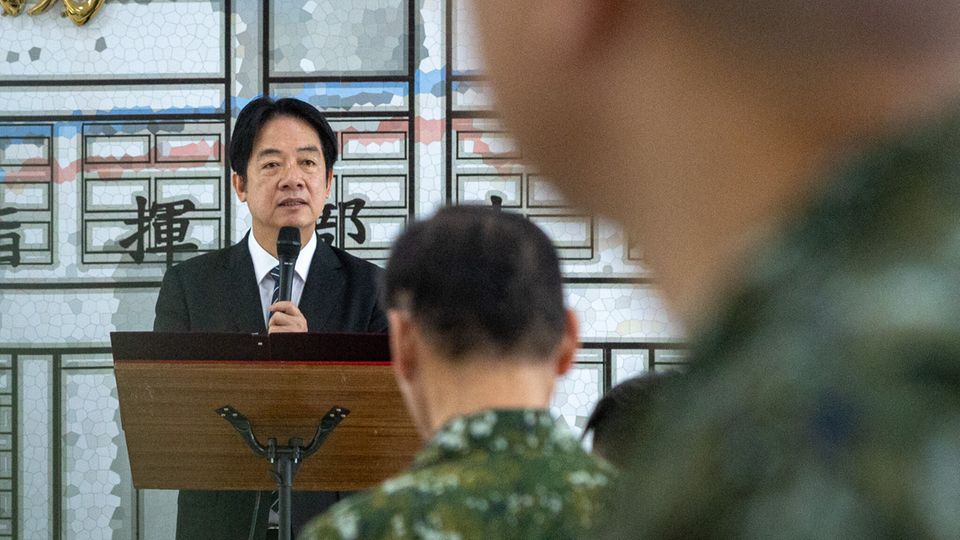 Taiwans Präsident Lai Ching-Te spricht zu Soldaten auf einem Stützpunkt