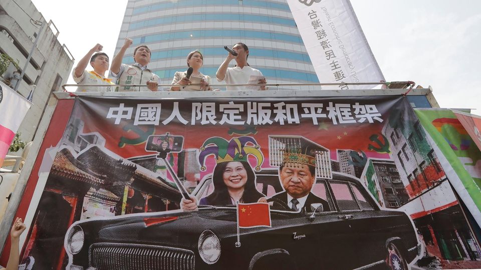 Menschen protestieren in Taiwan gegen den Besuch einer Politikerin bei Chinas Präsident Xi