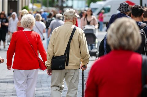 Ein Rentnerpaar geht spazieren – SPD-Flügel fordert frühere Grundrente
