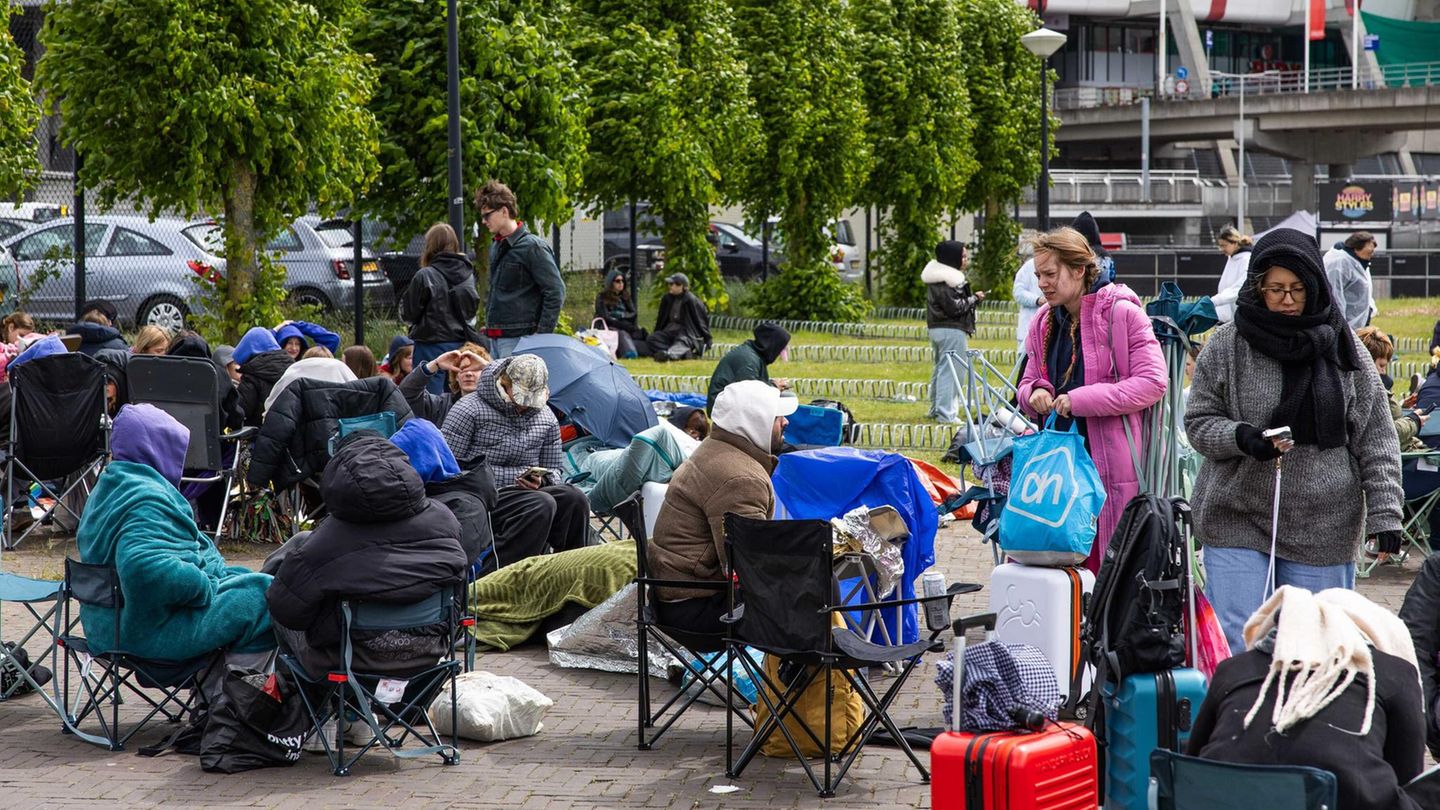 Campingstühle, Decken, Essen: Die Konzertbesucher haben alles mitgebracht, was nötig ist, um vor dem Stadion auszuharren. Das niederländische „Jeugdjournaal“ berichtete, dass einige Fans bereits drei Tage vorher vor der Arena warteten, wobei sie teilweise aus Österreich, Spanien oder Frankreich angereist kamen. Offiziell sei Campieren verboten, trotzdem hätten viele Schlafsäcke und Zelte dabei, um möglichst weit vorne zu stehen.