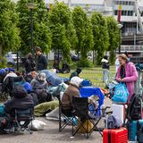 Campingstühle, Decken, Essen: Die Konzertbesucher haben alles mitgebracht, was nötig ist, um vor dem Stadion auszuharren. Das niederländische „Jeugdjournaal“ berichtete, dass einige Fans bereits drei Tage vorher vor der Arena warteten, wobei sie teilweise aus Österreich, Spanien oder Frankreich angereist kamen. Offiziell sei Campieren verboten, trotzdem hätten viele Schlafsäcke und Zelte dabei, um möglichst weit vorne zu stehen.