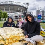 Die Stimmung ist gut, trotz Kälte und Regenwetter. „Es fühlt sich auch wie Urlaub an“, sagte ein Fan gegenüber der „NL Times“ und fügte hinzu: „Es sind Leute aus aller Welt hier, und man kann sich ganz unkompliziert unterhalten.“