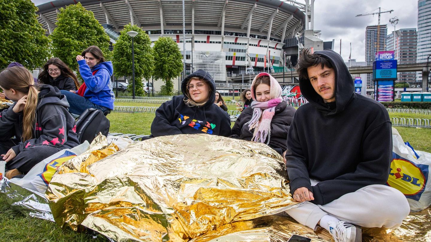 Die Stimmung ist gut, trotz Kälte und Regenwetter. „Es fühlt sich auch wie Urlaub an“, sagte ein Fan gegenüber der „NL Times“ und fügte hinzu: „Es sind Leute aus aller Welt hier, und man kann sich ganz unkompliziert unterhalten.“