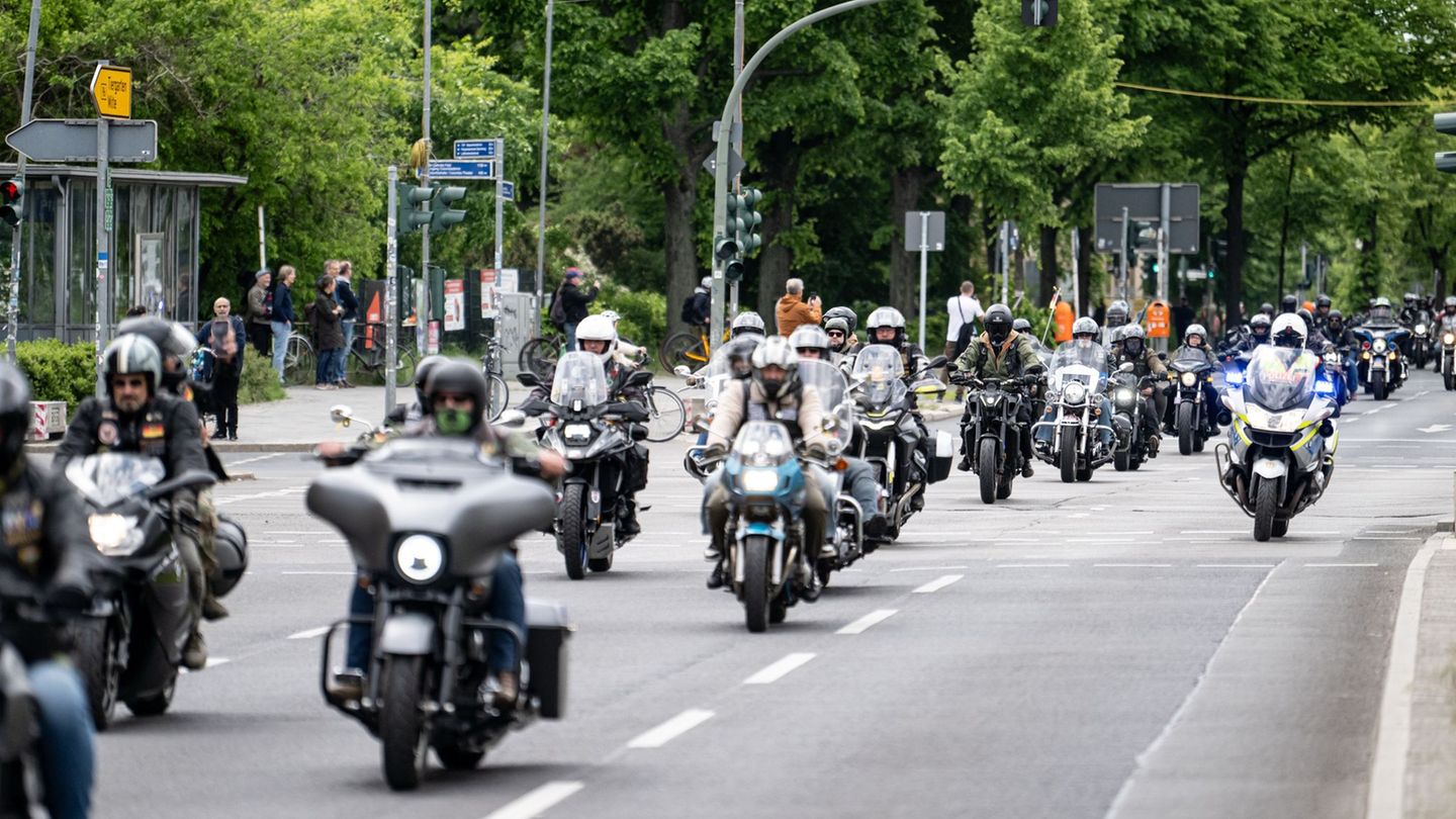 Die Motorradfahrer gedachten der toten Soldaten der Bundeswehr. Foto: Fabian Sommer/dpa