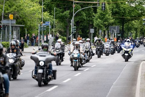 Die Motorradfahrer gedachten der toten Soldaten der Bundeswehr. Foto: Fabian Sommer/dpa
