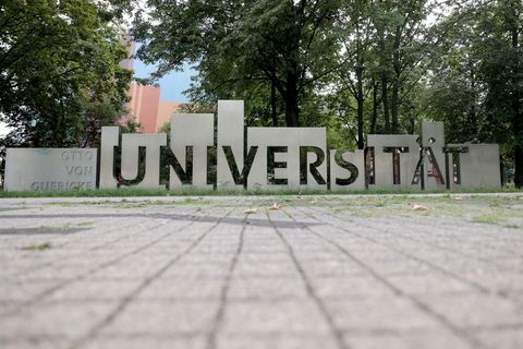 An einem Uni-Gebäude in Magdeburg haben Sicherheitsmitarbeiter ein Feuer gelöscht. (Archivbild) Foto: Peter Gercke/dpa-Zentralbi