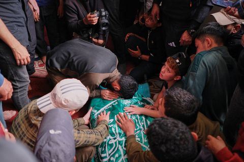 Der bei einem israelischen Militärangriff getötete Hamas-Kommandeur wurde in Gaza beigesetzt. Foto: Jehad Alshrafi/AP/dpa