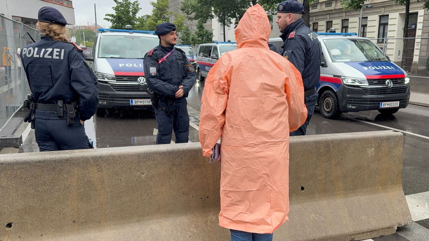 Die Polizei ist mit einem Großaufgebot im Einsatz. Foto: Matthias Röder/dpa