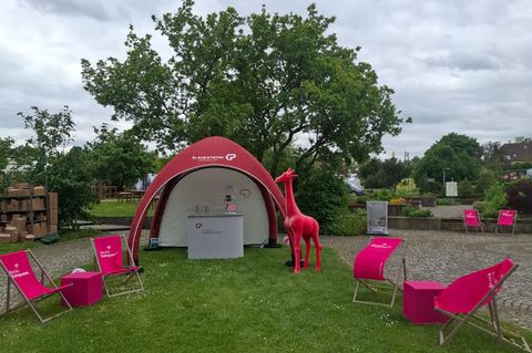 Die pinke Giraffe ist verschwunden. Foto: --/Dr. Kroll & Partner Rechtsanwälte mbB/ Messe Gardenline/dpa