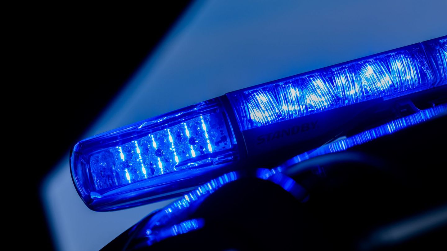 In Köln haben Beamte auf ein davonrasendes Auto geschossen. (Symbolbild) Foto: Rolf Vennenbernd/dpa