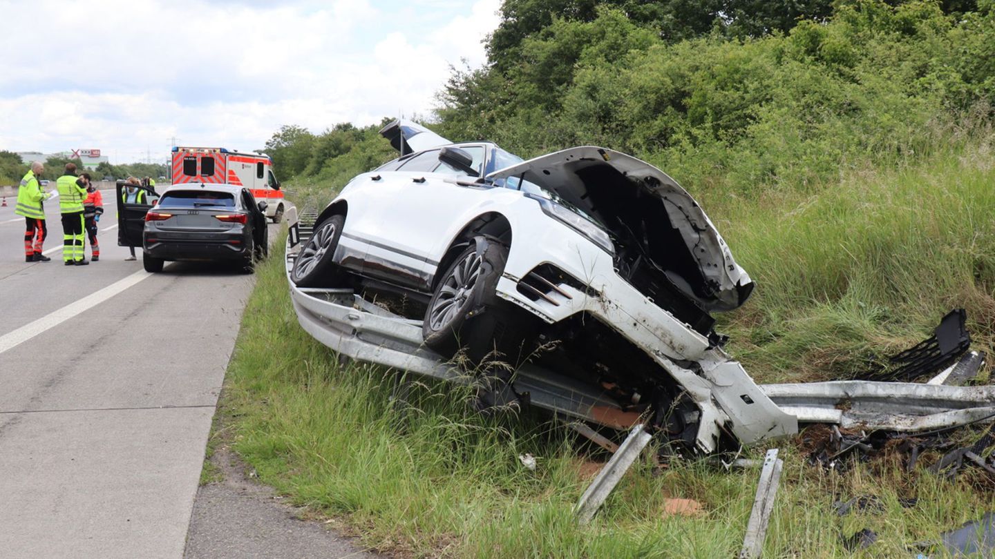 Rettungskräfte stehen an der Unfallstelle. Foto: René Priebe/dpa