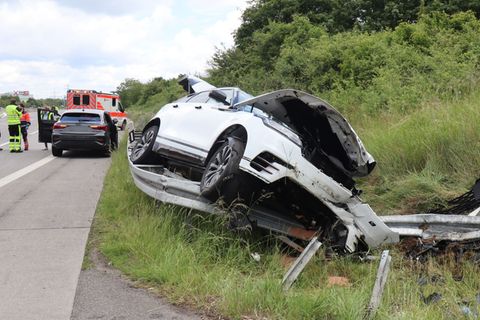 Rettungskräfte stehen an der Unfallstelle. Foto: René Priebe/dpa