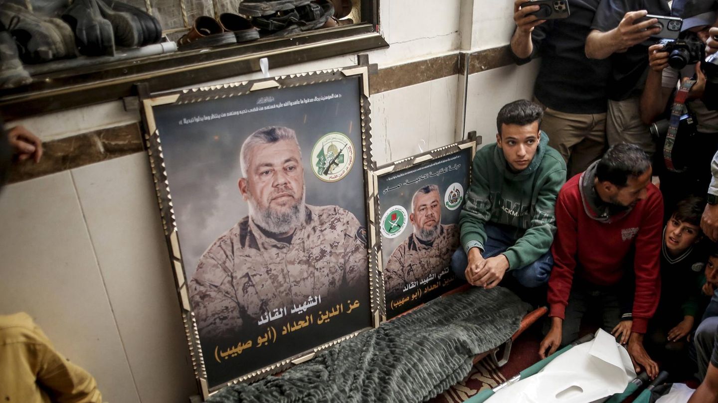 Zur Beerdigung des Hamas-Terroristen Essedin al-Haddad versammelten sich zahlreiche Palästinenser in Gaza-City