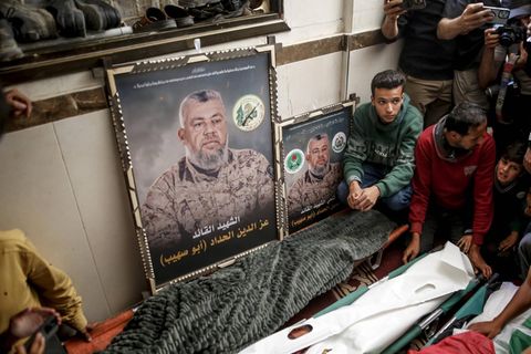 Zur Beerdigung des Hamas-Terroristen Essedin al-Haddad versammelten sich zahlreiche Palästinenser in Gaza-City