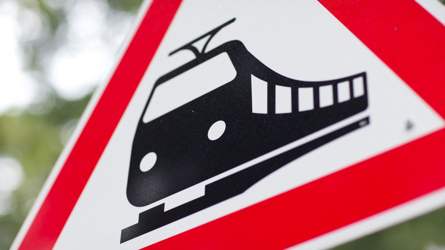 Wie durch ein Wunder wurden bei dem Unfall am Bahnübergang weder die Fahrgäste des Zuges noch die Insassen des Autos verletzt. (