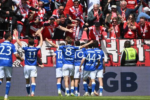 Die Mannschaft von Energie Cottbus bejubelt das 1:0 durch Jannis Boziaris. Foto: Jens Niering/dpa