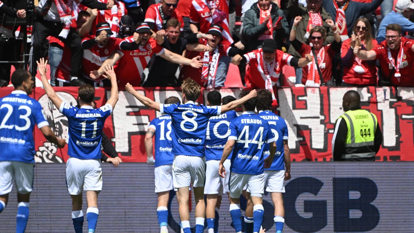 Die Mannschaft von Energie Cottbus bejubelt das 1:0 durch Jannis Boziaris. Foto: Jens Niering/dpa
