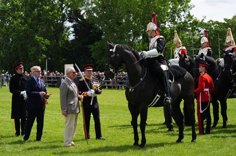 König Charles III. bei der Verleihung des Preises an den besten Trooper während der Royal Windsor Horse Show in Windsor