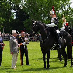 König Charles III. bei der Verleihung des Preises an den besten Trooper während der Royal Windsor Horse Show in Windsor