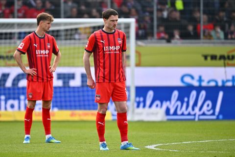 Budu Siwsiwadse und Jan Schöppner steigen mit Heidenheim ab. Foto: Jan-Philipp Strobel/dpa