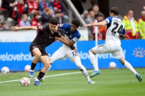 Kampf um den Ball: Leverkusen war gegen den HSV gefordert. Foto: Federico Gambarini/dpa