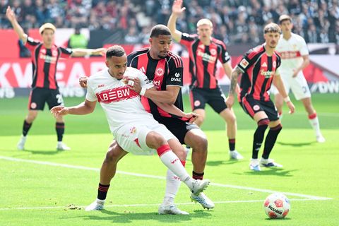Der VfB Stuttgart um Jamie Leweling (l) sicherte den Champions-League-Platz bei Eintracht Frankfurt ab. Foto: Uwe Anspach/dpa