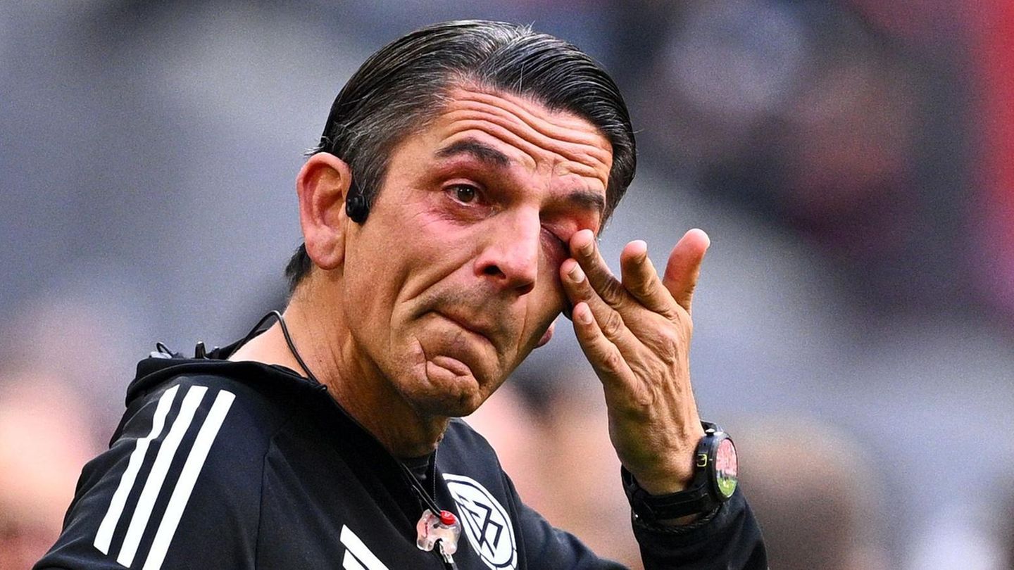 Abschied in der Allianz Arena: Schiedsrichter Deniz Aytekin wischt sich vor dem Spiel Tränen aus dem Auge