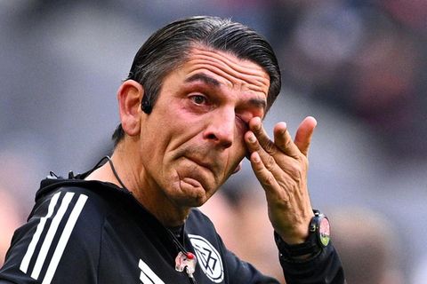 Abschied in der Allianz Arena: Schiedsrichter Deniz Aytekin wischt sich vor dem Spiel Tränen aus dem Auge