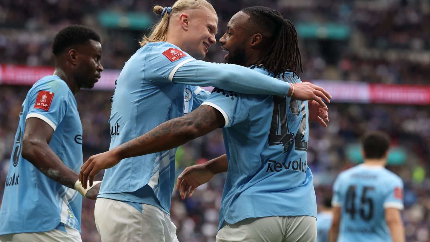 Antoine Semenyo von Manchester City (r) feiert mit Vorlagengeber Erling Haaland von Manchester City nach dem Siegtor. Foto: Rich