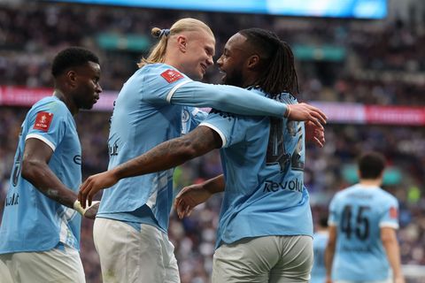 Antoine Semenyo von Manchester City (r) feiert mit Vorlagengeber Erling Haaland von Manchester City nach dem Siegtor. Foto: Rich