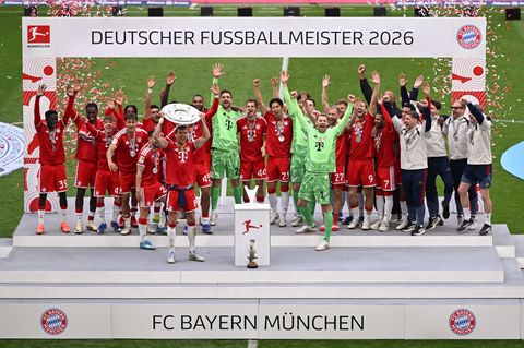 Die Bayern feiern mit der Meisterschale, die Leon Goretzka in Händen hält. Foto: Sven Hoppe/dpa