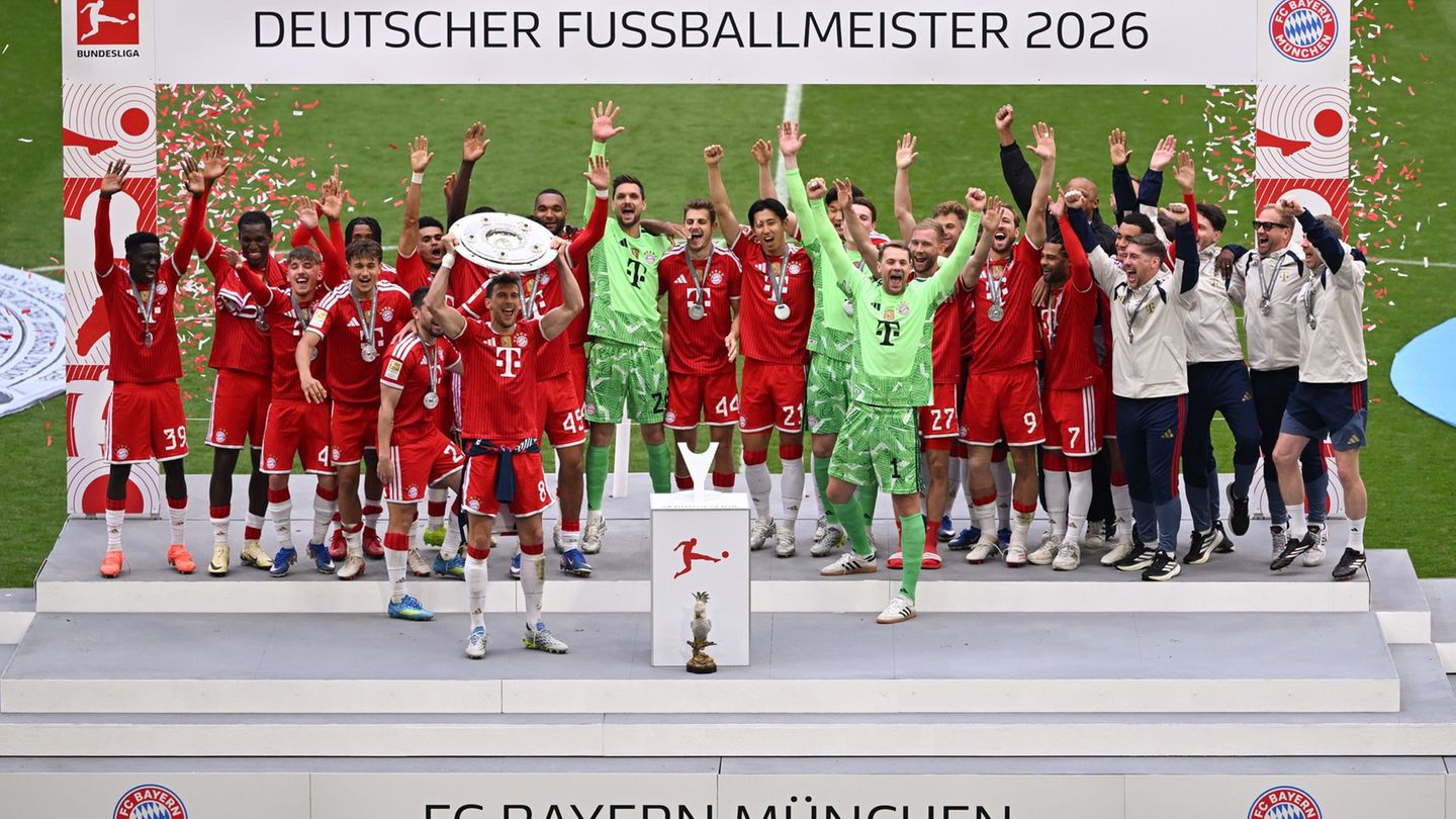 Die Bayern feiern mit der Meisterschale, die Leon Goretzka in Händen hält. Foto: Sven Hoppe/dpa