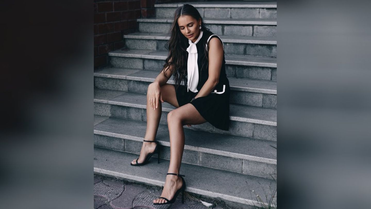 Schwarz-weiße Outfits zeigen, wie elegant Minimalismus wirkt.