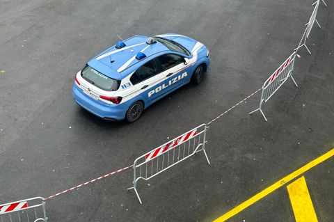 Im norditalienischen Modena fuhr ein Auto in eine Menschenmenge. Foto: Christoph Sator/dpa