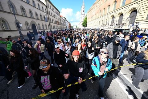 Eine fünfstellige Zahl von Menschen demonstriert bei der Münchner "Krachparade" gegen die hohen Mieten und für eine lebendige Ku