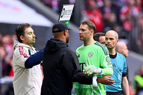 Manuel Neuer (grünes Trikot) wird im letzten Bundesliga-Spiel dieser Saison ausgewechselt. Foto: Tom Weller/dpa